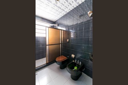 Casa à venda com 500m², 4 quartos e 3 vagas Casa à venda com 500m², 4 quartos e 3 vagasBanheiro da Suíte 2