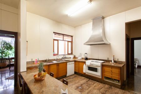 Casa à venda com 896m², 4 quartos e 6 vagas Casa à venda com 896m², 4 quartos e 6 vagasCozinha