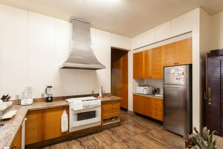 Casa à venda com 896m², 4 quartos e 6 vagas Casa à venda com 896m², 4 quartos e 6 vagasCozinha