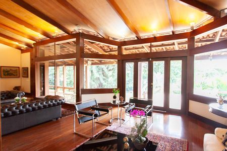 Casa à venda com 896m², 4 quartos e 6 vagas Casa à venda com 896m², 4 quartos e 6 vagasSala 2