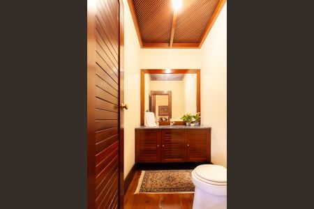 Casa à venda com 896m², 4 quartos e 6 vagas Casa à venda com 896m², 4 quartos e 6 vagasLavabo