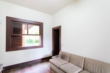 Casa à venda com 896m², 4 quartos e 6 vagas Casa à venda com 896m², 4 quartos e 6 vagasEdícula Sala