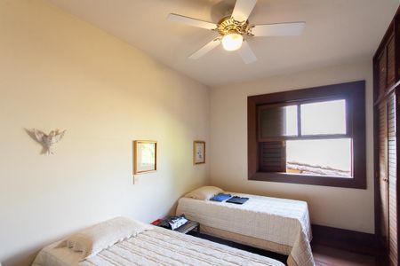 Casa à venda com 896m², 4 quartos e 6 vagas Casa à venda com 896m², 4 quartos e 6 vagasQuarto 2