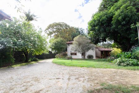 Casa à venda com 896m², 4 quartos e 6 vagas Casa à venda com 896m², 4 quartos e 6 vagasÁrea Externa