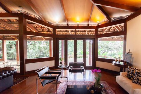 Casa à venda com 896m², 4 quartos e 6 vagas Casa à venda com 896m², 4 quartos e 6 vagasSala 2