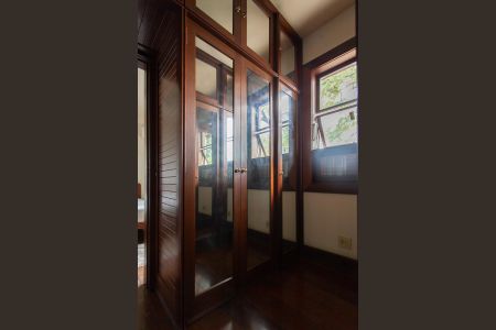 Casa à venda com 896m², 4 quartos e 6 vagas Casa à venda com 896m², 4 quartos e 6 vagasCloset da suíte 1