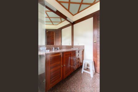 Casa à venda com 896m², 4 quartos e 6 vagas Casa à venda com 896m², 4 quartos e 6 vagasBanheiro da Suíte 2