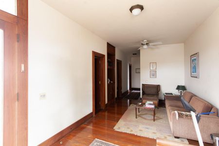 Casa à venda com 896m², 4 quartos e 6 vagas Casa à venda com 896m², 4 quartos e 6 vagasSala 4