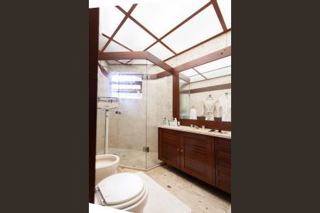 Casa à venda com 896m², 4 quartos e 6 vagas Casa à venda com 896m², 4 quartos e 6 vagasBanheiro da Suíte 1