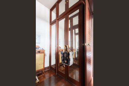 Casa à venda com 896m², 4 quartos e 6 vagas Casa à venda com 896m², 4 quartos e 6 vagasCloset da suíte 1