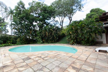 Casa à venda com 896m², 4 quartos e 6 vagas Casa à venda com 896m², 4 quartos e 6 vagasÁrea Externa