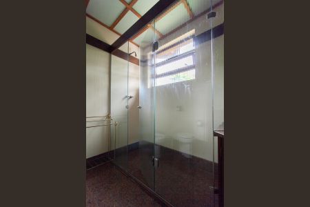 Casa à venda com 896m², 4 quartos e 6 vagas Casa à venda com 896m², 4 quartos e 6 vagasBanheiro da Suíte 2