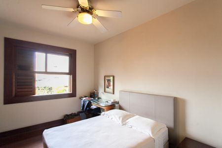 Casa à venda com 896m², 4 quartos e 6 vagas Casa à venda com 896m², 4 quartos e 6 vagasQuarto 1