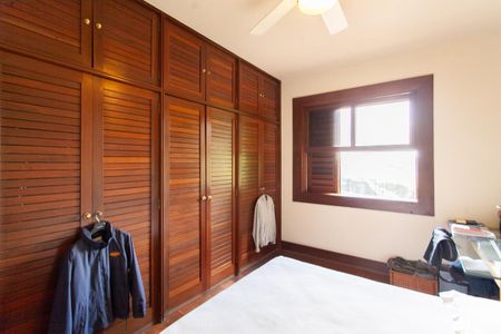 Casa à venda com 896m², 4 quartos e 6 vagas Casa à venda com 896m², 4 quartos e 6 vagasQuarto 1