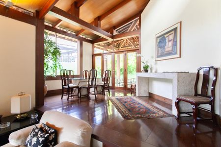 Casa à venda com 896m², 4 quartos e 6 vagas Casa à venda com 896m², 4 quartos e 6 vagasSala de Jantar