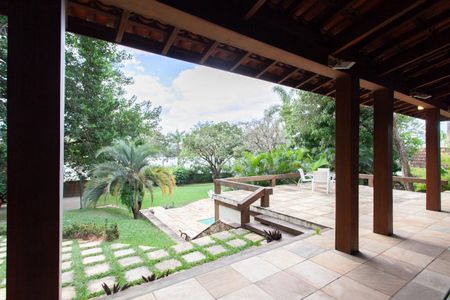 Casa à venda com 896m², 4 quartos e 6 vagas Casa à venda com 896m², 4 quartos e 6 vagasÁrea Externa