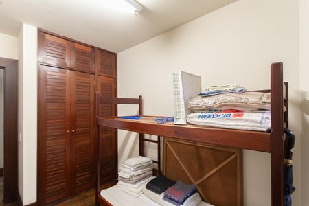 Casa à venda com 896m², 4 quartos e 6 vagas Casa à venda com 896m², 4 quartos e 6 vagasEdícula Quarto