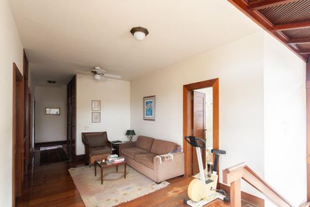 Casa à venda com 896m², 4 quartos e 6 vagas Casa à venda com 896m², 4 quartos e 6 vagasSala 4