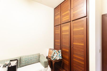 Casa à venda com 896m², 4 quartos e 6 vagas Casa à venda com 896m², 4 quartos e 6 vagasEdícula Quarto