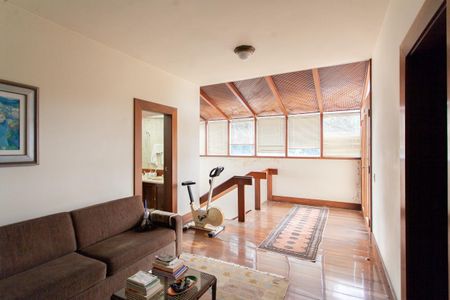 Casa à venda com 896m², 4 quartos e 6 vagas Casa à venda com 896m², 4 quartos e 6 vagasSala 4