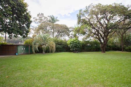 Casa à venda com 896m², 4 quartos e 6 vagas Casa à venda com 896m², 4 quartos e 6 vagasÁrea Externa