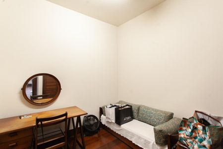 Casa à venda com 896m², 4 quartos e 6 vagas Casa à venda com 896m², 4 quartos e 6 vagasEdícula Quarto