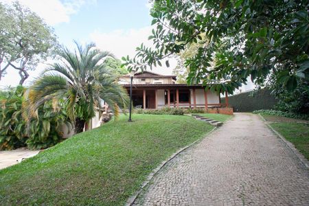 Casa à venda com 896m², 4 quartos e 6 vagas Casa à venda com 896m², 4 quartos e 6 vagasFachada