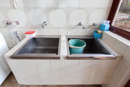 Casa à venda com 896m², 4 quartos e 6 vagas Casa à venda com 896m², 4 quartos e 6 vagasÁrea de Serviço