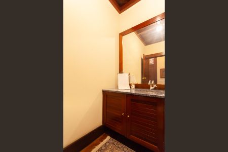 Casa à venda com 896m², 4 quartos e 6 vagas Casa à venda com 896m², 4 quartos e 6 vagasLavabo