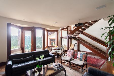 Casa à venda com 896m², 4 quartos e 6 vagas Casa à venda com 896m², 4 quartos e 6 vagasSala 3