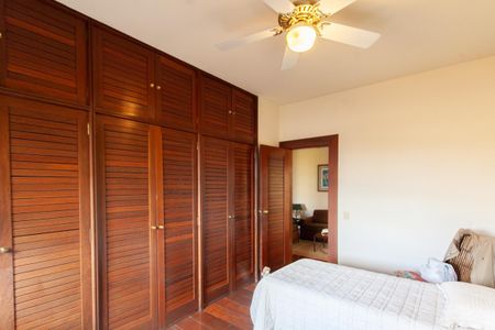 Casa à venda com 896m², 4 quartos e 6 vagas Casa à venda com 896m², 4 quartos e 6 vagasQuarto 2