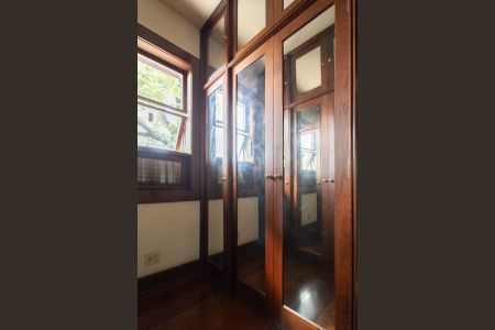 Casa à venda com 896m², 4 quartos e 6 vagas Casa à venda com 896m², 4 quartos e 6 vagasCloset da suíte 1