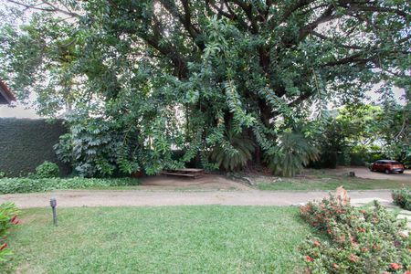 Casa à venda com 896m², 4 quartos e 6 vagas Casa à venda com 896m², 4 quartos e 6 vagasÁrea Externa