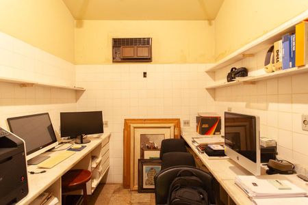 Casa à venda com 896m², 4 quartos e 6 vagas Casa à venda com 896m², 4 quartos e 6 vagasEscritório