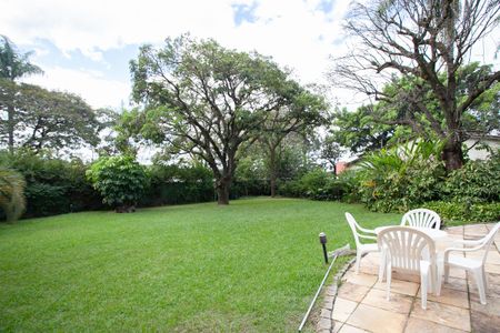 Casa à venda com 896m², 4 quartos e 6 vagas Casa à venda com 896m², 4 quartos e 6 vagasÁrea Externa