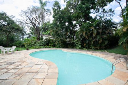 Casa à venda com 896m², 4 quartos e 6 vagas Casa à venda com 896m², 4 quartos e 6 vagasÁrea Externa