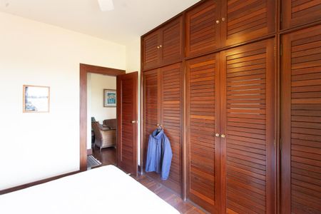 Casa à venda com 896m², 4 quartos e 6 vagas Casa à venda com 896m², 4 quartos e 6 vagasQuarto 1