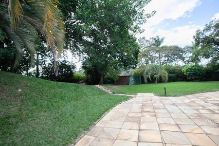 Casa à venda com 896m², 4 quartos e 6 vagas Casa à venda com 896m², 4 quartos e 6 vagasÁrea Externa