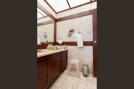 Casa à venda com 896m², 4 quartos e 6 vagas Casa à venda com 896m², 4 quartos e 6 vagasBanheiro da Suíte 1