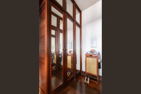 Casa à venda com 896m², 4 quartos e 6 vagas Casa à venda com 896m², 4 quartos e 6 vagasCloset da suíte 1