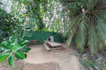 Casa à venda com 896m², 4 quartos e 6 vagas Casa à venda com 896m², 4 quartos e 6 vagasEspaço Gourmet