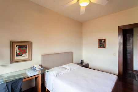 Casa à venda com 896m², 4 quartos e 6 vagas Casa à venda com 896m², 4 quartos e 6 vagasQuarto 1