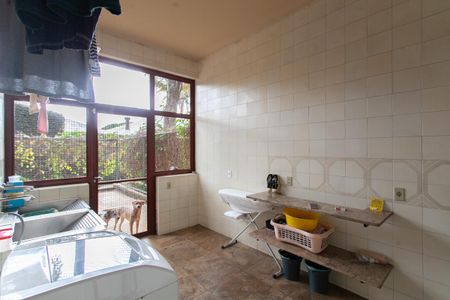 Casa à venda com 896m², 4 quartos e 6 vagas Casa à venda com 896m², 4 quartos e 6 vagasÁrea de Serviço