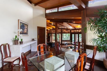 Casa à venda com 896m², 4 quartos e 6 vagas Casa à venda com 896m², 4 quartos e 6 vagasSala de Jantar
