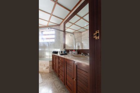 Casa à venda com 896m², 4 quartos e 6 vagas Casa à venda com 896m², 4 quartos e 6 vagasBanheiro Social