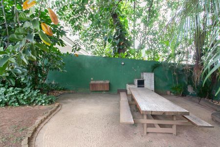 Casa à venda com 896m², 4 quartos e 6 vagas Casa à venda com 896m², 4 quartos e 6 vagasEspaço Gourmet