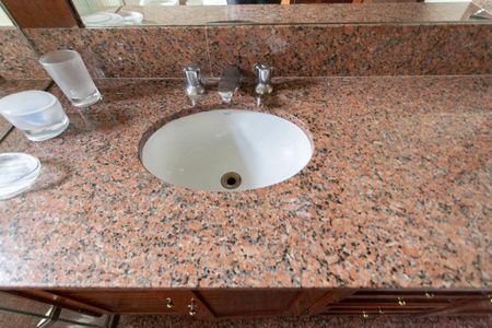 Casa à venda com 896m², 4 quartos e 6 vagas Casa à venda com 896m², 4 quartos e 6 vagasBanheiro da Suíte 2