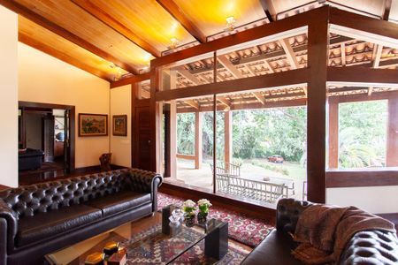 Casa à venda com 896m², 4 quartos e 6 vagas Casa à venda com 896m², 4 quartos e 6 vagasSala 1