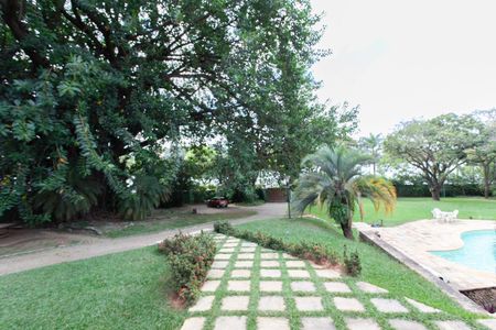 Casa à venda com 896m², 4 quartos e 6 vagas Casa à venda com 896m², 4 quartos e 6 vagasÁrea Externa