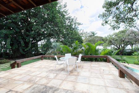 Casa à venda com 896m², 4 quartos e 6 vagas Casa à venda com 896m², 4 quartos e 6 vagasÁrea Externa